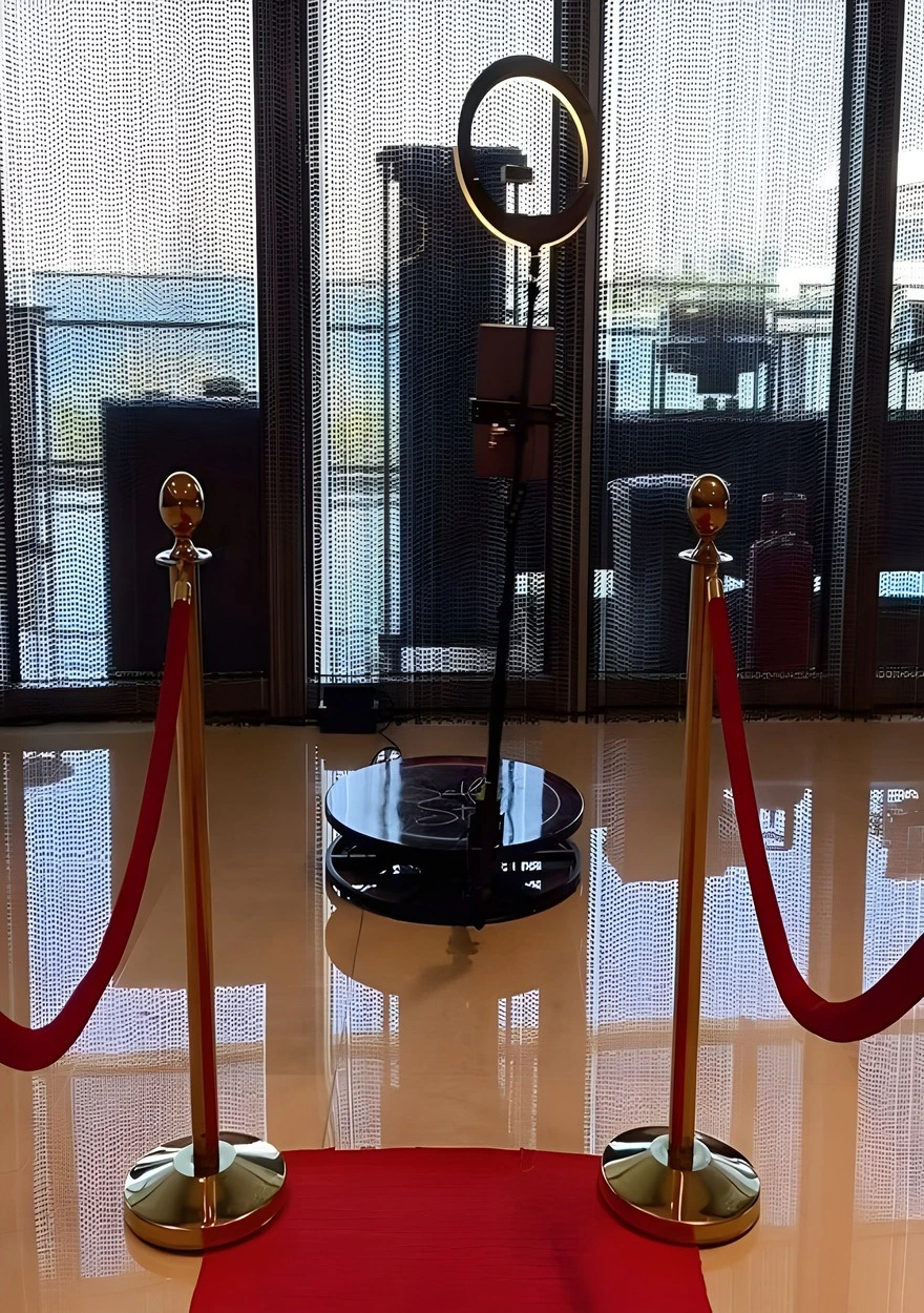 Productweergave van een 360° videobooth, compleet met camera en draaiend platform