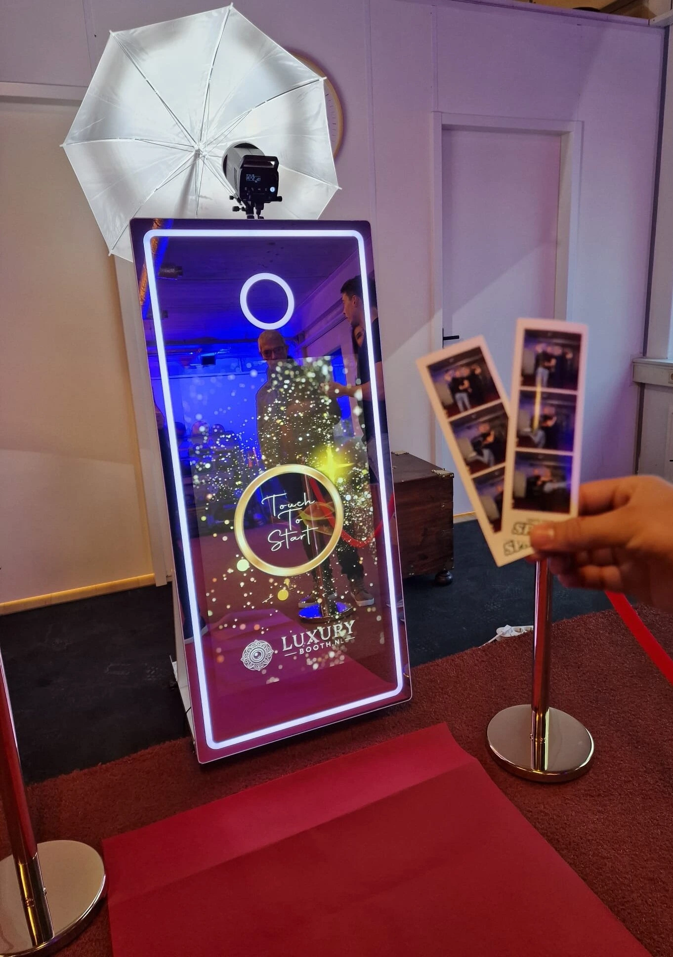 Luxe photobooth met directe fotoprints en gepersonaliseerde achtergronden, perfect voor bruiloften en feesten