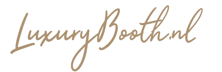 LuxuryBooth logo in handgeschreven lettertype, met een stijlvolle en luxe uitstraling.
