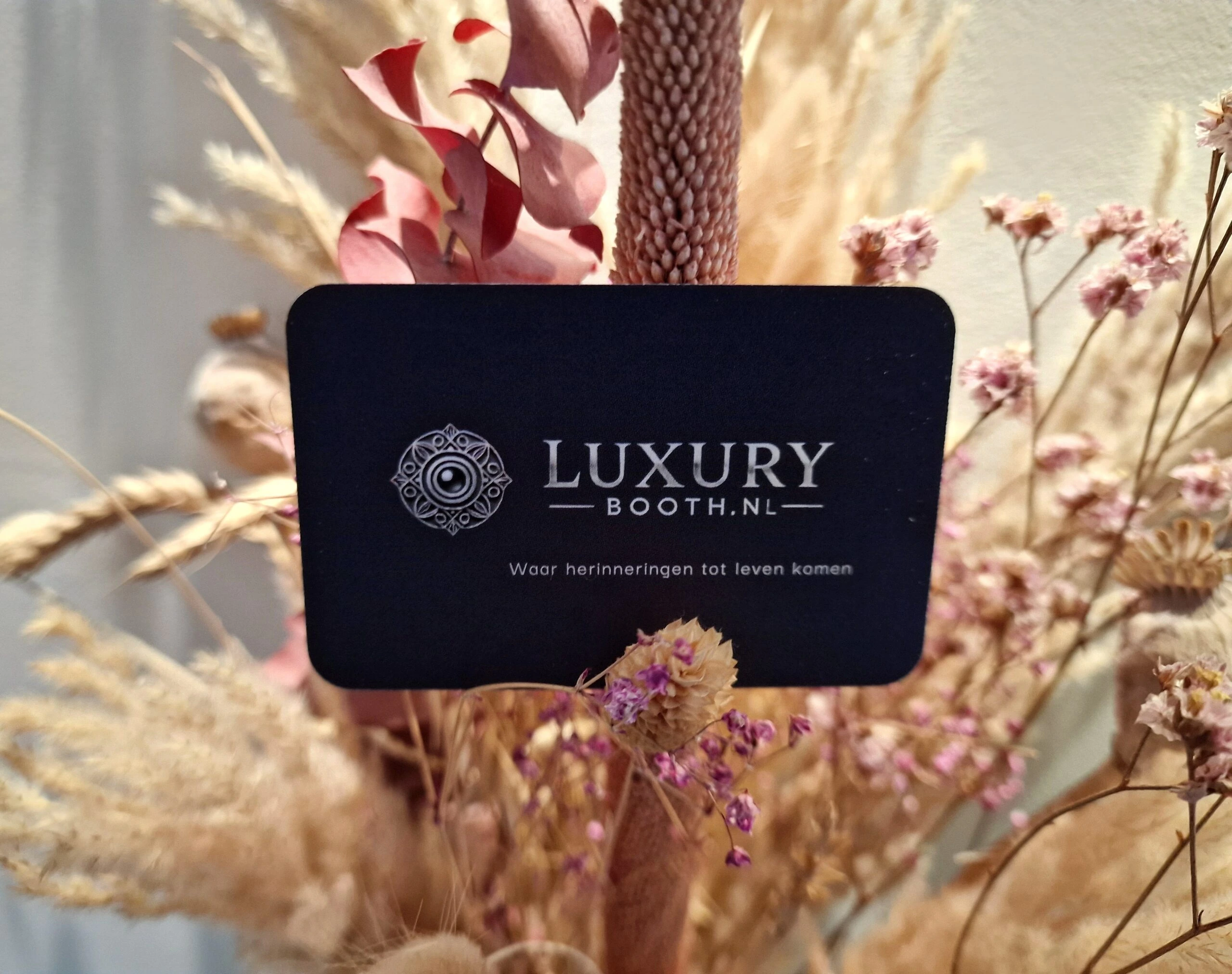 LuxuryBooth.nl met luxe photobooth, 360 videobooth, audio gastenboek en cold spark machine voor unieke evenementen.