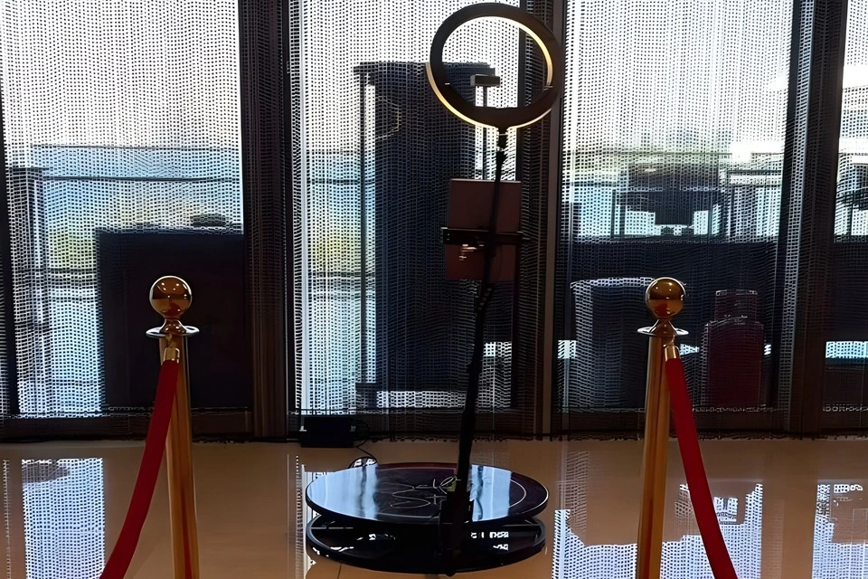 Productweergave van een 360° videobooth, compleet met camera en draaiend platform